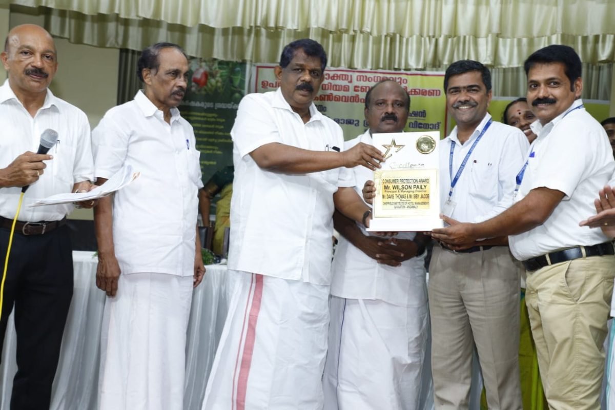 Receiving-Excellence-award-from-Minister-1